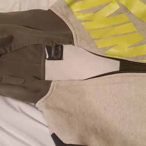 Nike jackets pre-owned great condition zipper works small Crack on it